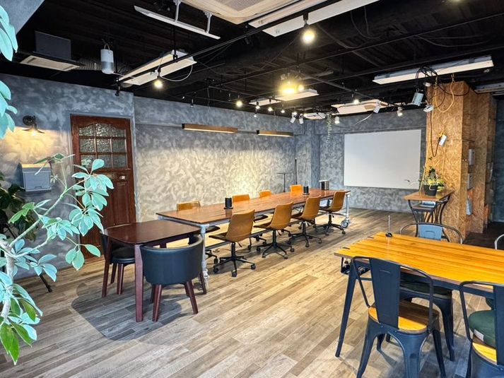 アローペイント会議室 アローペイント 会議室の室内の写真