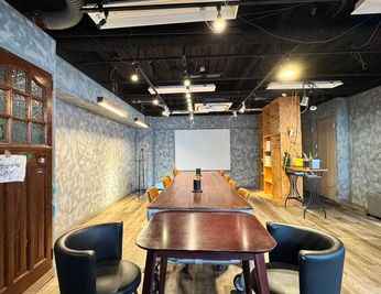 アローペイント会議室 アローペイント 会議室の室内の写真