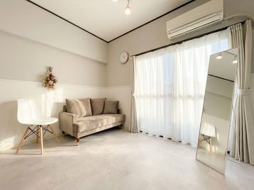 【04,完全貸切の撮影スタジオ/ JR船橋駅北口３分すぐ💐】自然光◎｜モール壁＆撮影小物｜ポートレート｜ライブ配信＆コスプレ - 完全貸切の撮影スタジオ KuraKura 船橋北口