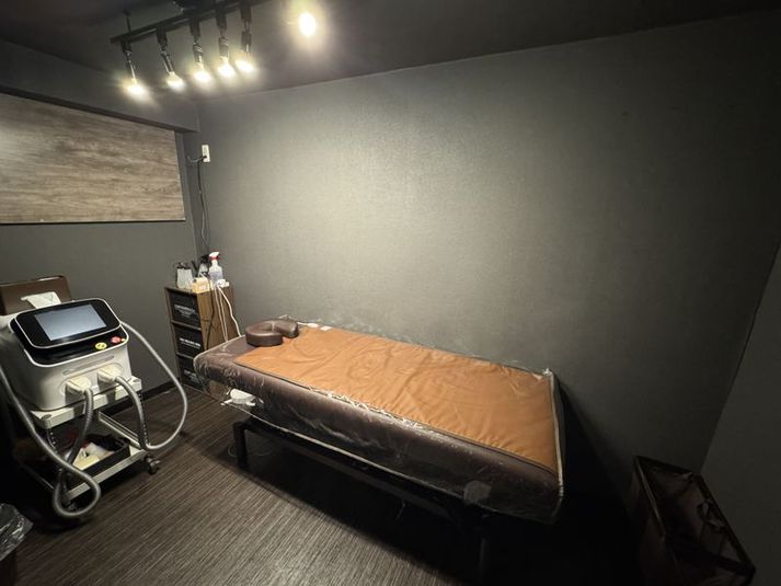 施術用ベット付きプライベートスペース - RESON