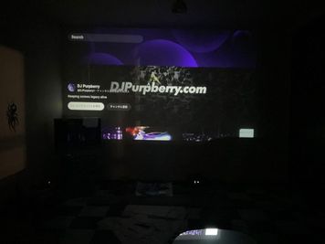 大画面スクリーンで楽しめる。
NET FLEX・スポーツ観戦・映画・YOU TUBE

⚠️ 視聴にはご自身のアカウントでのログインが必要となります。 - URBAN PORT SQUARE “NEW OPEN” 🎬シアター・ルーム ⛵️の室内の写真