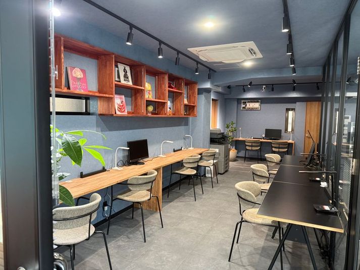 コワーキングスペース　ひろーい机全９席 - IDEABOXシェアオフィス＆カフェ レンタルスペース　コワーキングスペースの室内の写真