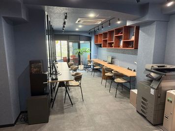 コワーキングスペース　FAXコピー機あり、ウォーターサーバー、飲料無料 - IDEABOXシェアオフィス＆カフェ レンタルスペース　コワーキングスペースの室内の写真