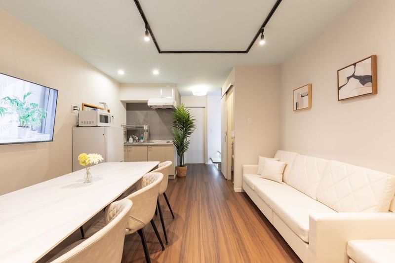 6人掛けダイニングテーブルとソファ - K-one Natural B-Side (1F)の室内の写真