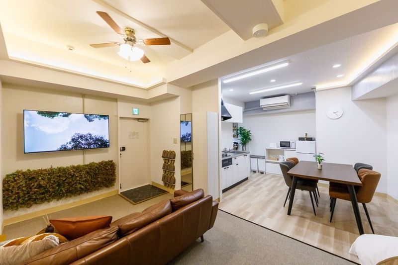 ４人掛けダイニングと３人掛けソファ - K-one Asakusa Side (2F) K-one AsakusaSide 2Fの室内の写真