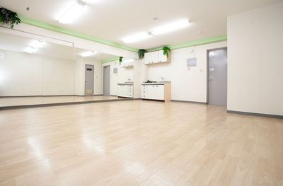 大型鏡計4.5m／広々30㎡スタジオです。 - KS レンタルスペース新宿 Studio LEAF  新宿Cの室内の写真