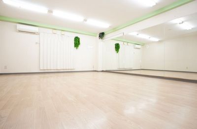 NEW!【新宿三丁目駅3分、新宿周辺】大型鏡計4.5m／広々30㎡スタジオでダンス・ヨガ・コスプレ・撮影・演劇におすすめ☆ - KS レンタルスペース新宿