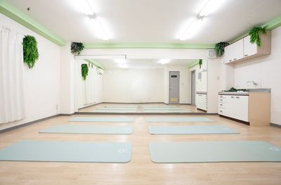 大型鏡計4.5m／広々30㎡スタジオです。 - KS レンタルスペース新宿 Studio LEAF  新宿Cの室内の写真