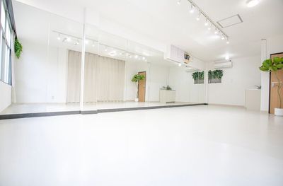 NEW!【新宿三丁目駅3分、新宿周辺】大型鏡計7.8m／広々30㎡スタジオでダンス・ヨガ・コスプレ・撮影・演劇におすすめ☆ - KS レンタルスペース新宿