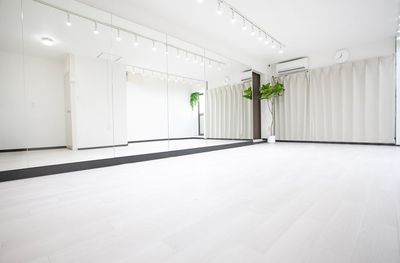 NEW!【新宿三丁目駅3分、新宿周辺】大型鏡計5m/広々25㎡スタジオでダンス・ヨガ・コスプレ・撮影・演劇におすすめ☆ - KS レンタルスペース新宿