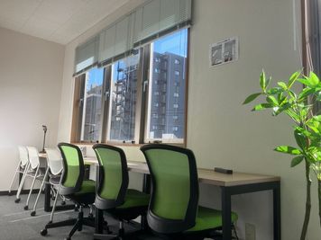 6人掛けのカウンター席 - コワーキングスペース ヒトトキ浦和 オープンスペースの室内の写真