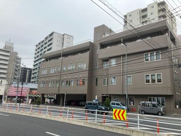 JR浦和駅徒歩6分にある黒澤ビル - コワーキングスペース ヒトトキ浦和 オープンスペースの外観の写真