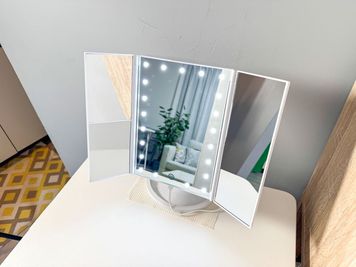 配信前の身だしなみチェックに便利なライト付きミラーです - レピーロ小岩 自然光あふれる多目的スペース レピーロ小岩の設備の写真