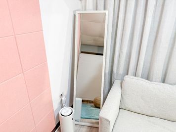 全身コーデや立ち姿の確認に便利な姿見を設置しています - レピーロ小岩 自然光あふれる多目的スペース レピーロ小岩の設備の写真