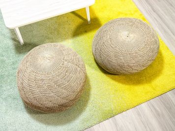 画にアクセントを加えられる個性的なスツールをご用意しています - レピーロ小岩 自然光あふれる多目的スペース レピーロ小岩の設備の写真