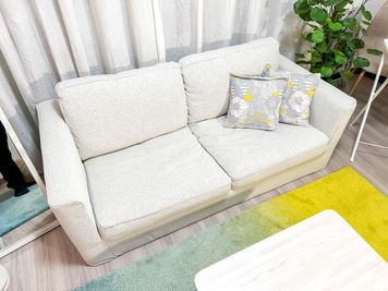 2人配信やリラックスした撮影にぴったりのソファです - レピーロ小岩 自然光あふれる多目的スペース レピーロ小岩の設備の写真