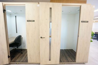 【Q-Works FUKUMA】 Q-Works FUKUMA WEB会議席1の室内の写真