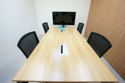 【Q-Works FUKUMA】 Q-Works FUKUMA 会議室1（最大4名室）の室内の写真