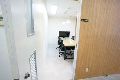 【Q-Works FUKUMA】 Q-Works FUKUMA 会議室1（最大4名室）の室内の写真