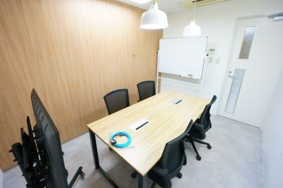 ＜Q-Works FUKUMA 会議室1（最大4名室）＞JR福間駅直結のシェアオフィス✨完全個室🚪Wi-Fi📶モニター🖥️ - 【Q-Works FUKUMA】