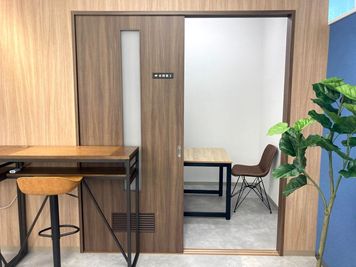 ＜Q-Works FUKUMA 会議室2（最大2名室）＞JR福間駅直結のシェアオフィス✨完全個室🚪Wi-Fi📶モニター🖥️ - 【Q-Works FUKUMA】