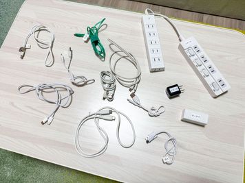 配信中も安心の充電環境を整えています - レピーロ小岩 自然光あふれる多目的スペース レピーロ小岩の設備の写真