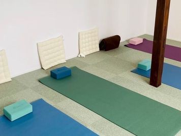 ワークショップなどの利用にも - Gallery ＆ Cafe なないろは 【京都銀閣寺】なないろは2階個室　レンタルスペース　つぼみルームの室内の写真