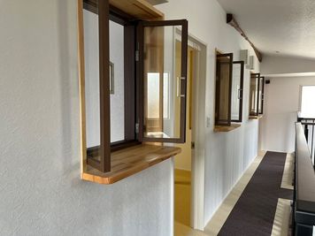 小窓がついた可愛いお部屋です。 - Gallery ＆ Cafe なないろは 【京都銀閣寺】なないろは2階個室　レンタルスペース　つぼみルームの室内の写真