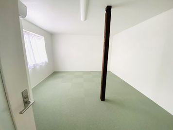 【つぼみルーム】白い壁とみどりのカーペットが特徴のお部屋です - Gallery ＆ Cafe なないろは 【京都銀閣寺】なないろは2階個室　レンタルスペース　つぼみルームの室内の写真