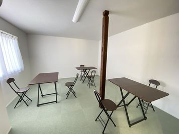 テーブル貸し出し無料（必要台数をお知らせください） - Gallery ＆ Cafe なないろは 【京都銀閣寺】なないろは2階個室　レンタルスペース　つぼみルームの室内の写真