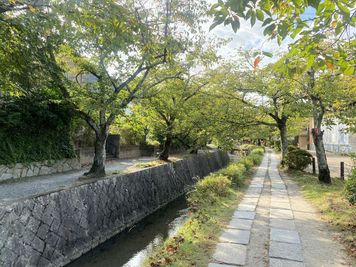 桜の名所で知られる哲学の道すぐ - Gallery ＆ Cafe なないろは 【京都銀閣寺】なないろは2階個室　レンタルスペース　つぼみルームの外観の写真