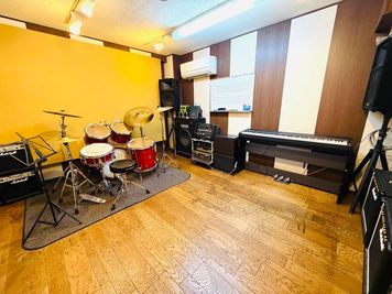 大きなお部屋でバンド練習も可能です。 - ヤマハ㈱山響楽器店　日吉中央通り スタジオの室内の写真