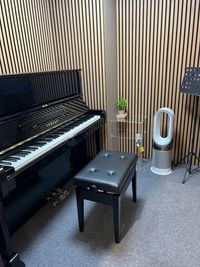 A ROOMはアップライトピアノ常設。24時間演奏可能で、周囲を気にせず毎日の練習や試験前の集中練習に最適です。 - Melotope Piano Studio