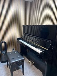 B ROMMはアップライトピアノ常設。24時間演奏可能で、周囲を気にせず毎日の練習や試験前の集中練習に最適です。 - Melotope Piano Studio