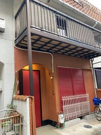 赤いドアが目印 - 学びと交流のレンタルスペース「Link Door」 学びと交流のレンタルスペース　Link Doorの外観の写真