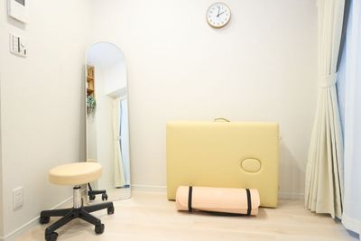 ベッドを折りたたんで、スペースを広く使うことが出来ます - レンタルサロン moka 藤沢 New 藤沢駅徒歩3分！ レンタルサロン moka  2号店の室内の写真