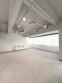 2026年1月NEW OPEN。自然光とモノトーンが映える、西区駅近の洗練スタジオ。 - M.studio