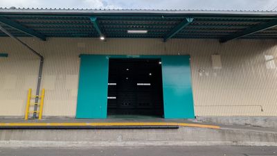 幅4m x 高さ4.3m の搬入口で大きな機材、美術セットもスムーズに直接搬入可能。 - Studio INDIGO｜インディゴ Studio INDIGO A区画の入口の写真