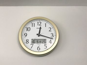 時計です。
（温度・日付も記載があるので、意外と便利です） - ブルースペース神田（貸スペース） レンタルスペース・ダンススタジオの設備の写真