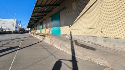 スロープと高床式バースを備え、機材や美術セットの搬入出がスムーズ。台車やフォークリフトの使用も想定でき、撮影準備から撤収まで効率良く行えます。 - Studio INDIGO｜インディゴ Studio INDIGO C区画の入口の写真