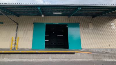 幅4m x 高さ4.3m の搬入口で大きな機材、美術セットもスムーズに直接搬入可能。 - Studio INDIGO｜インディゴ Studio INDIGO 一棟貸し（A~C区画）の入口の写真