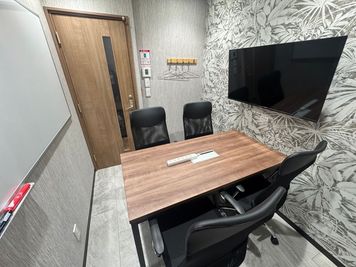 【浅草駅から徒歩1分】モニター・フリードリンク付き4名会議室（Room D） - いいオフィス浅草