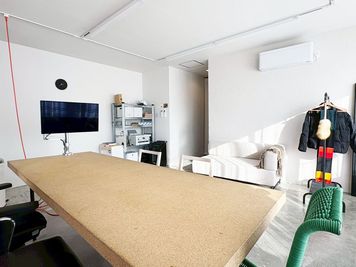 明るい自然光が入ります - フリースペース ウスキネモチ クリエイティブスペースの室内の写真