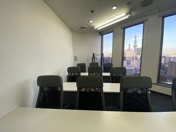 最大12名収容 - スカイル カンファレンスルーム 会議室の室内の写真