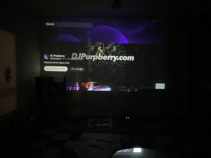 大画面スクリーンで楽しめる。
各種オンデマンド・スポーツ観戦・映画・YOU TUBE

⚠️ 視聴にはご自身のアカウントでのログインが必要となります。 - URBAN PORT SQUARE “NEW OPEN” 🎬シアター・ルーム ⛵️の室内の写真