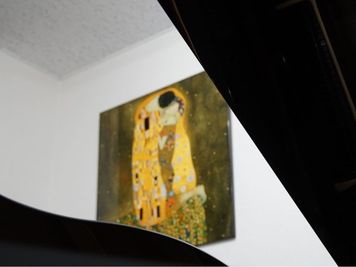 館内の至る所に絵画が飾ってあります。 - 街角アカデミー天王町 【街角レンタルスタジオ】Studio 2Aの室内の写真