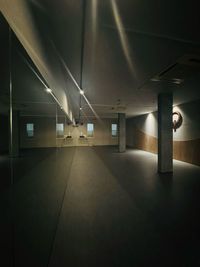 照明を暗めにしてダンス練習されている方が多いです - Qstudioの室内の写真