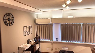 天井の調光式照明は、明るさや色味（オレンジ・白）を自由に調整でき、施術内容に合わせてお部屋の雰囲気を変えられます。 - レンタルサロンHaruka大森店の室内の写真