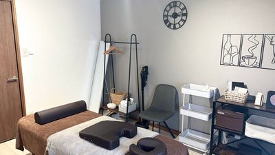 施術に必要な備品が一通り揃っており、すぐに施術を始められるレンタルサロンです。 - レンタルサロンHaruka大森店の室内の写真