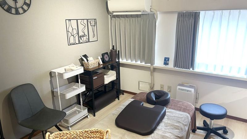 清潔感があり、落ち着いて施術に集中できる空間です。
シンプルで居心地の良い室内は、施術・カウンセリングどちらにも最適です。 - レンタルサロンHaruka大森店の室内の写真